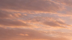 Montaña rusa extrema atravesando el desierto en Qiddiya, Arabia Saudita, diseñada para ser la más rápida y alta del mundo.