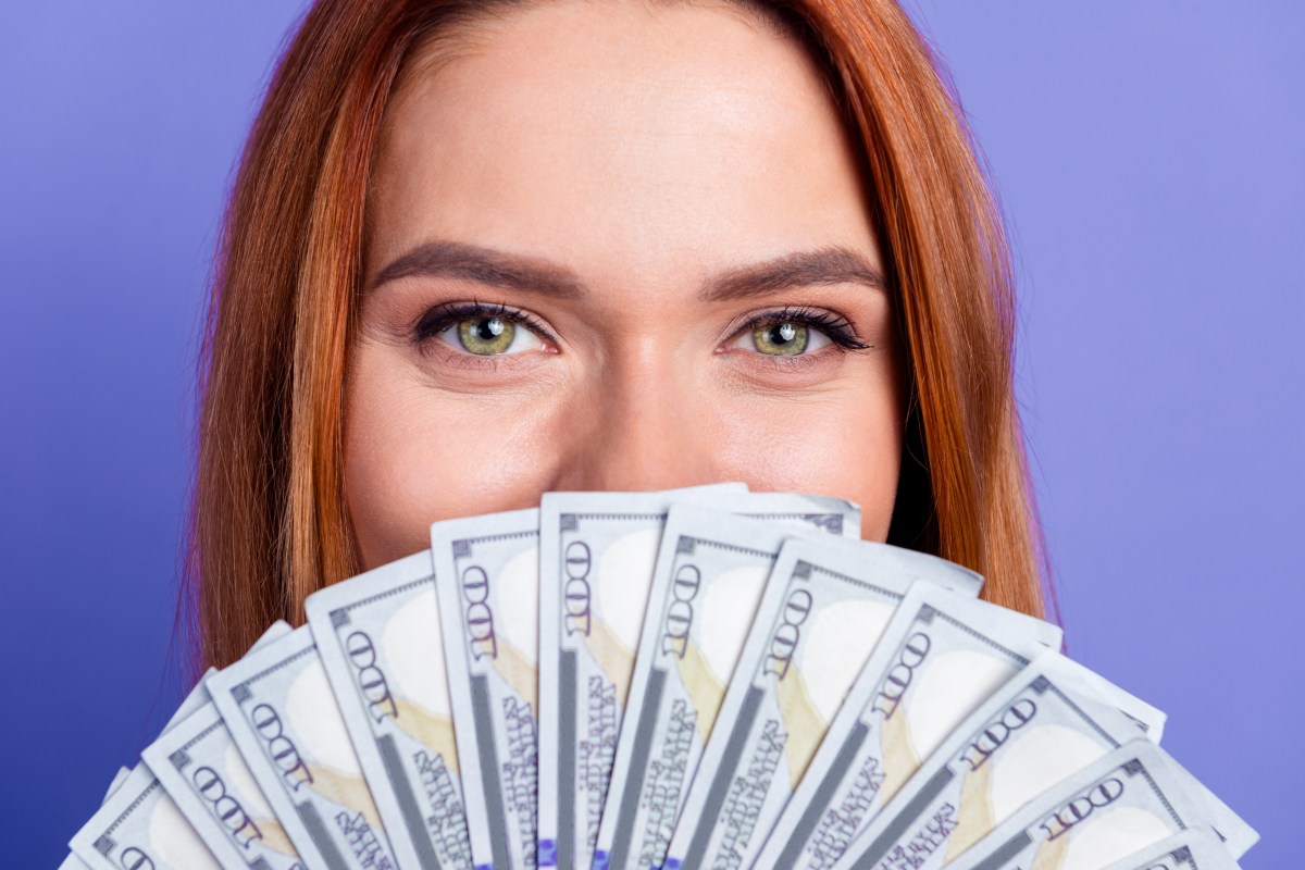 Mujer compra una nueva casa y gana $100,000 en la lotería poco después