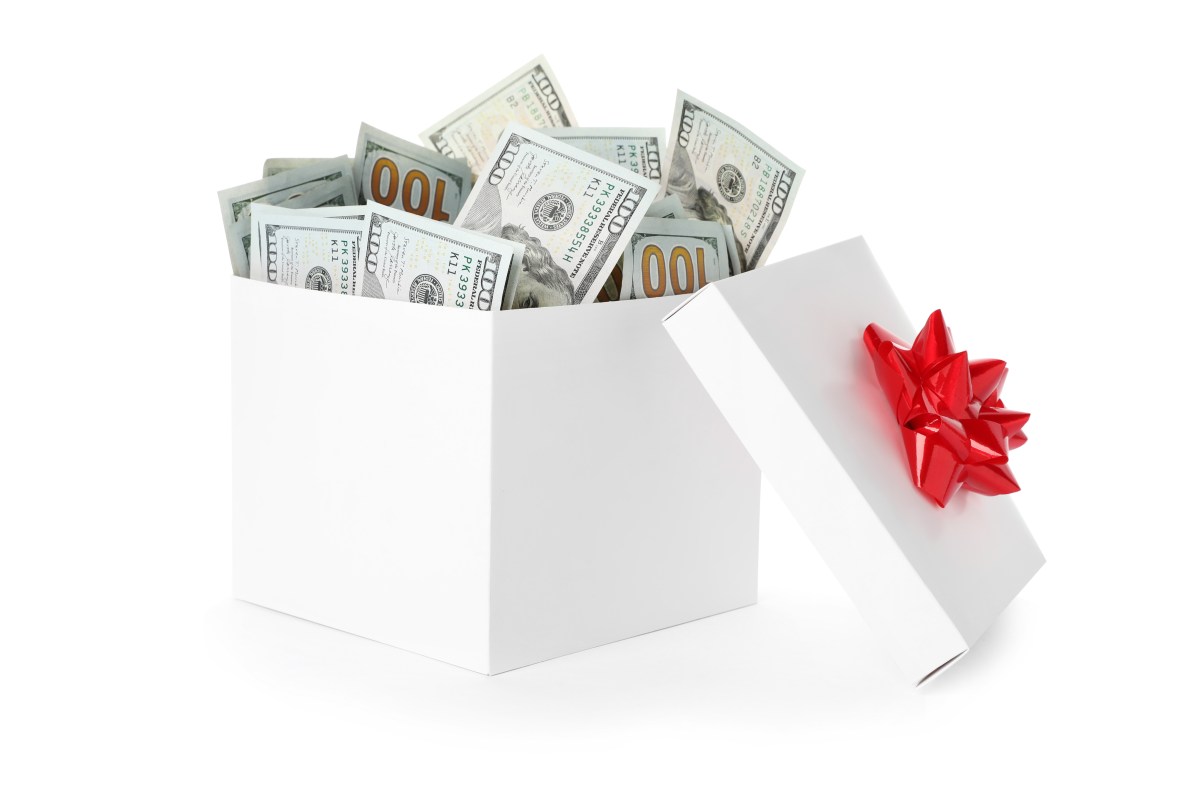 Mujer recibe 60 boletos de lotería de regalo y gana el premio mayor