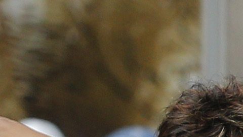 Fans esperan en la 6ta Avenida de Nueva York a que se anuncian las ciudades sedes del Mundial de 2026.