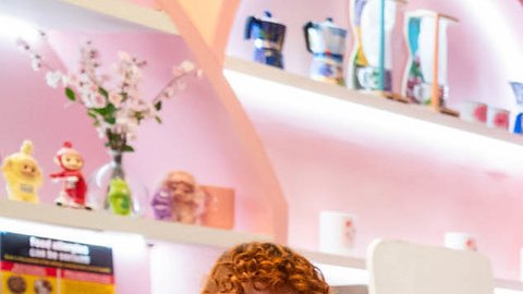 El alcalde firmó la orden ejecutiva en un pequeño negocio en Brooklyn .