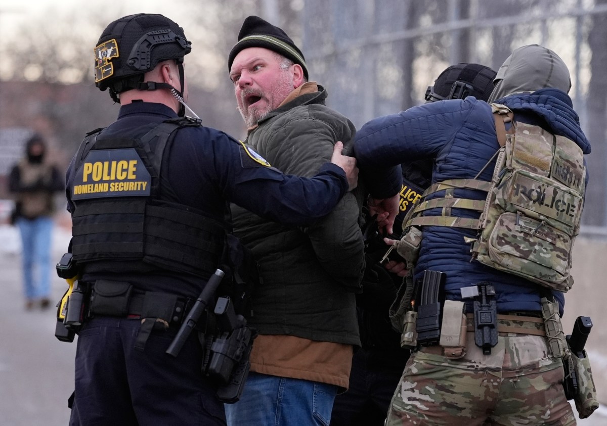 Manifestantes se enfrentan en Minneapolis por ofensiva migratoria de Trump