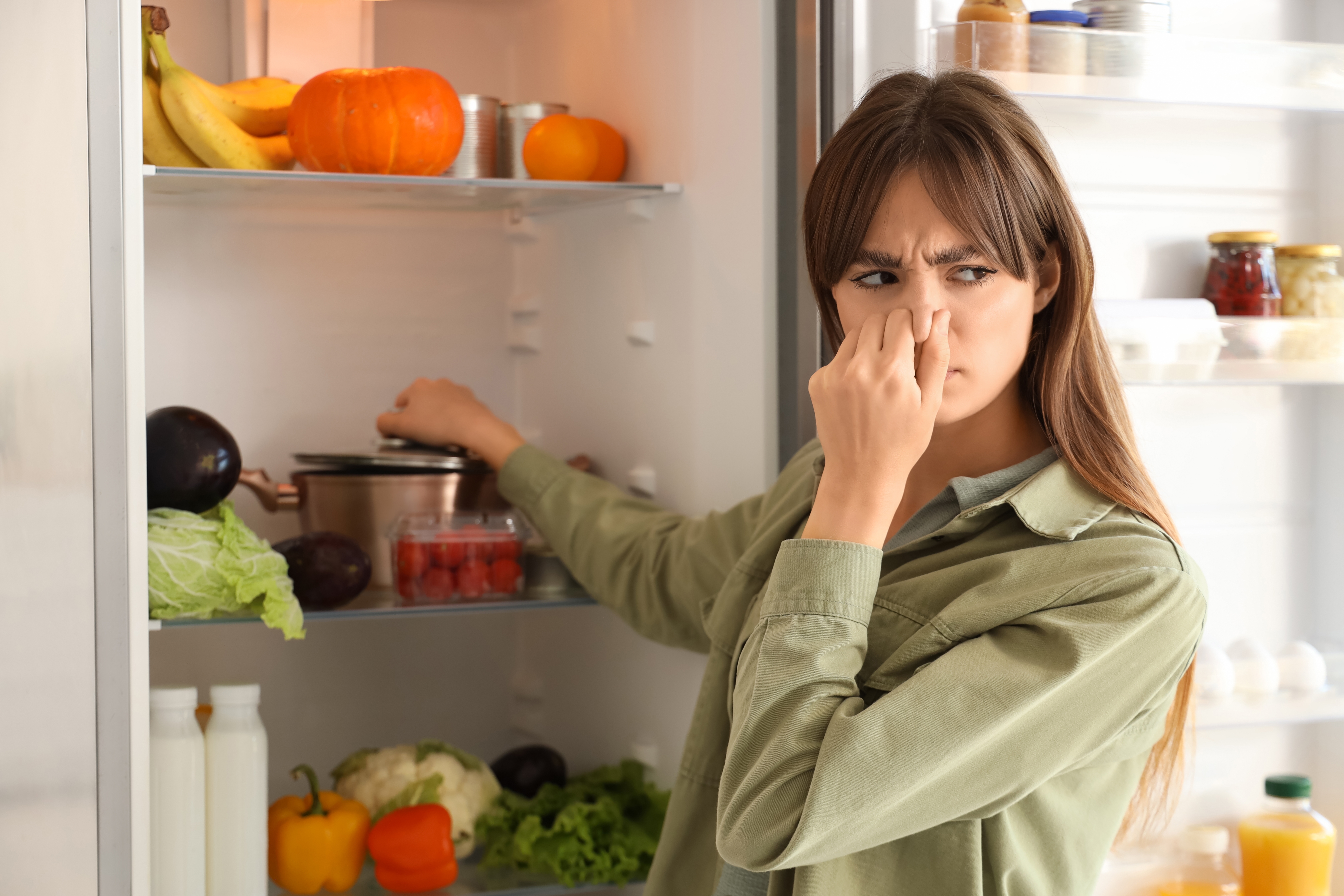 Cuidado con la puerta, es la zona con más cambios de temperatura; resérvala solo para salsas, bebidas y aderezos, manteniendo los lácteos y huevos en el centro.