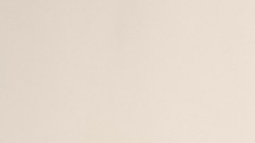 Cuidado con la puerta, es la zona con más cambios de temperatura; resérvala solo para salsas, bebidas y aderezos, manteniendo los lácteos y huevos en el centro.