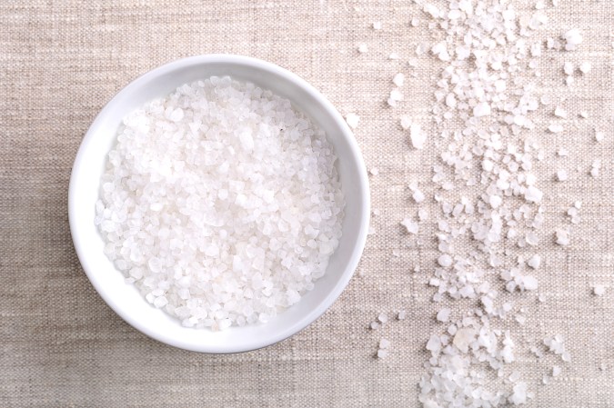 La clave está en las propiedades antibacterianas y antisépticas de la sal, que la hacen útil para la limpieza del hogar.