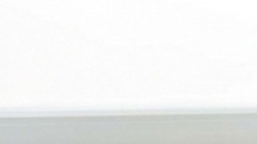 Cuando la sal entra en contacto con el agua del inodoro, contribuye a ablandar los residuos adheridos y a reducir la acumulación de sarro.