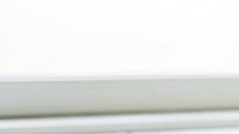 Cuando la sal entra en contacto con el agua del inodoro, contribuye a ablandar los residuos adheridos y a reducir la acumulación de sarro.