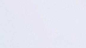 Unos trabajadores conducen un carrito de golf en las inmediaciones de un recinto junto al estadio San Siro durante los ensayos de la ceremonia de inauguración de los Juegos Olímpicos de Invierno de Milán-Cortina 2026.