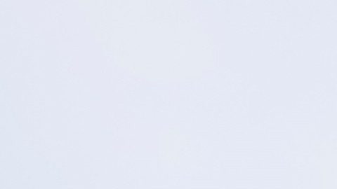 Unos trabajadores conducen un carrito de golf en las inmediaciones de un recinto junto al estadio San Siro durante los ensayos de la ceremonia de inauguración de los Juegos Olímpicos de Invierno de Milán-Cortina 2026.