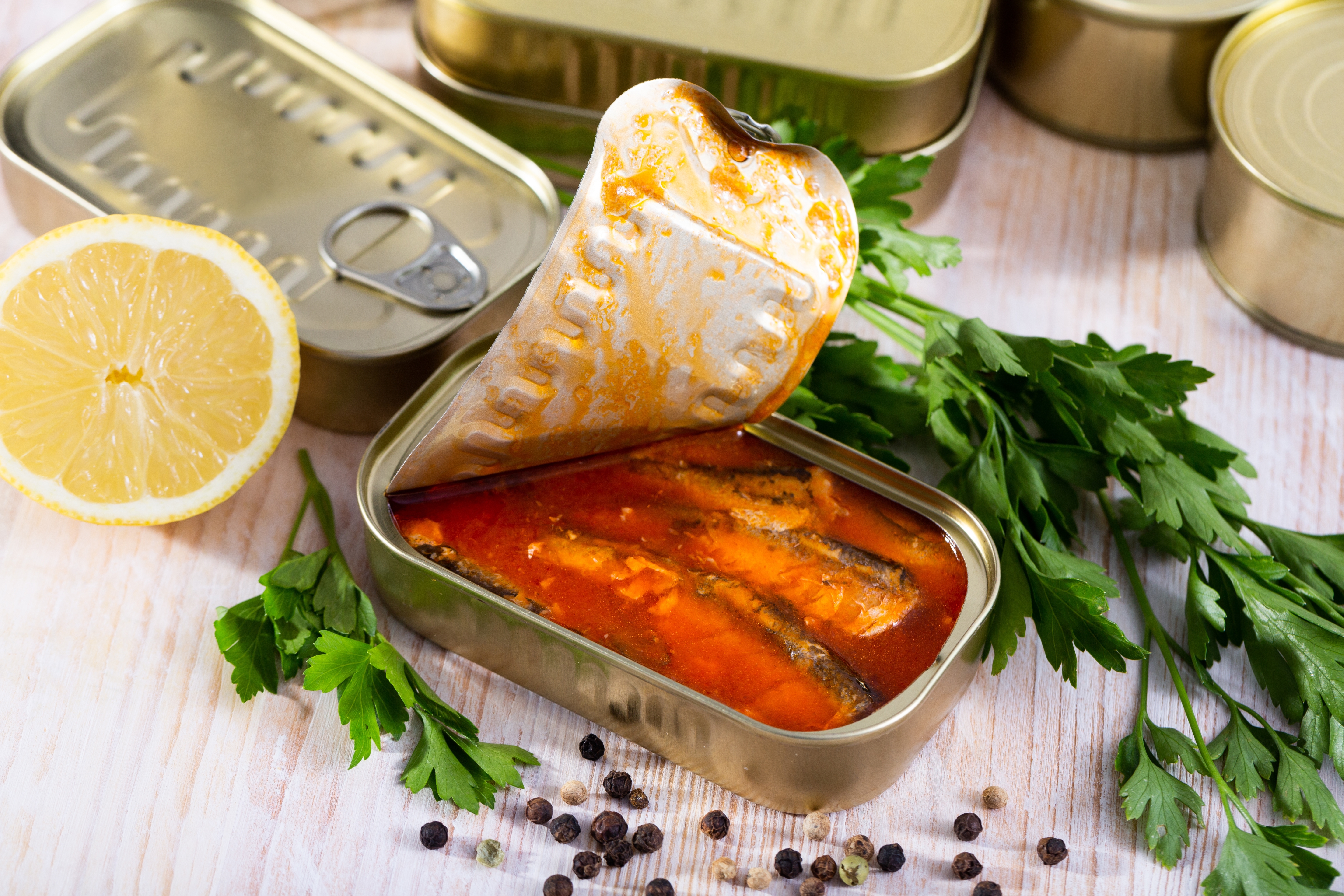 Combinar sardinas con limón o tomate no solo es delicioso, sino que la Vitamina C ayuda a absorber mejor sus nutrientes.