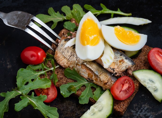 La combinación de sardinas y huevo es altamente nutritiva.