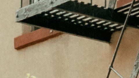 Ubicado en la esquina de First Avenue y la calle 6, el lugar busca  que los clientes se sientan como en una fiesta en casa de un amigo.