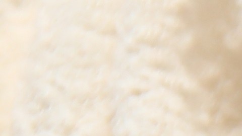 Antes de utilizar el aloe vera en una crema facial, es indispensable preparar adecuadamente la hoja y extraer únicamente el gel.