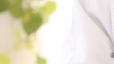 Entre los servicios de bienestar y salud figuran los de medicina interna y psiquiatría, los exámenes físicos, las pruebas y la vacunación contra el COVID 19, la telemedicina, la oftalmología, la pediatría, la ginecología, y el manejo de las enfermedades crónicas y la medicación.