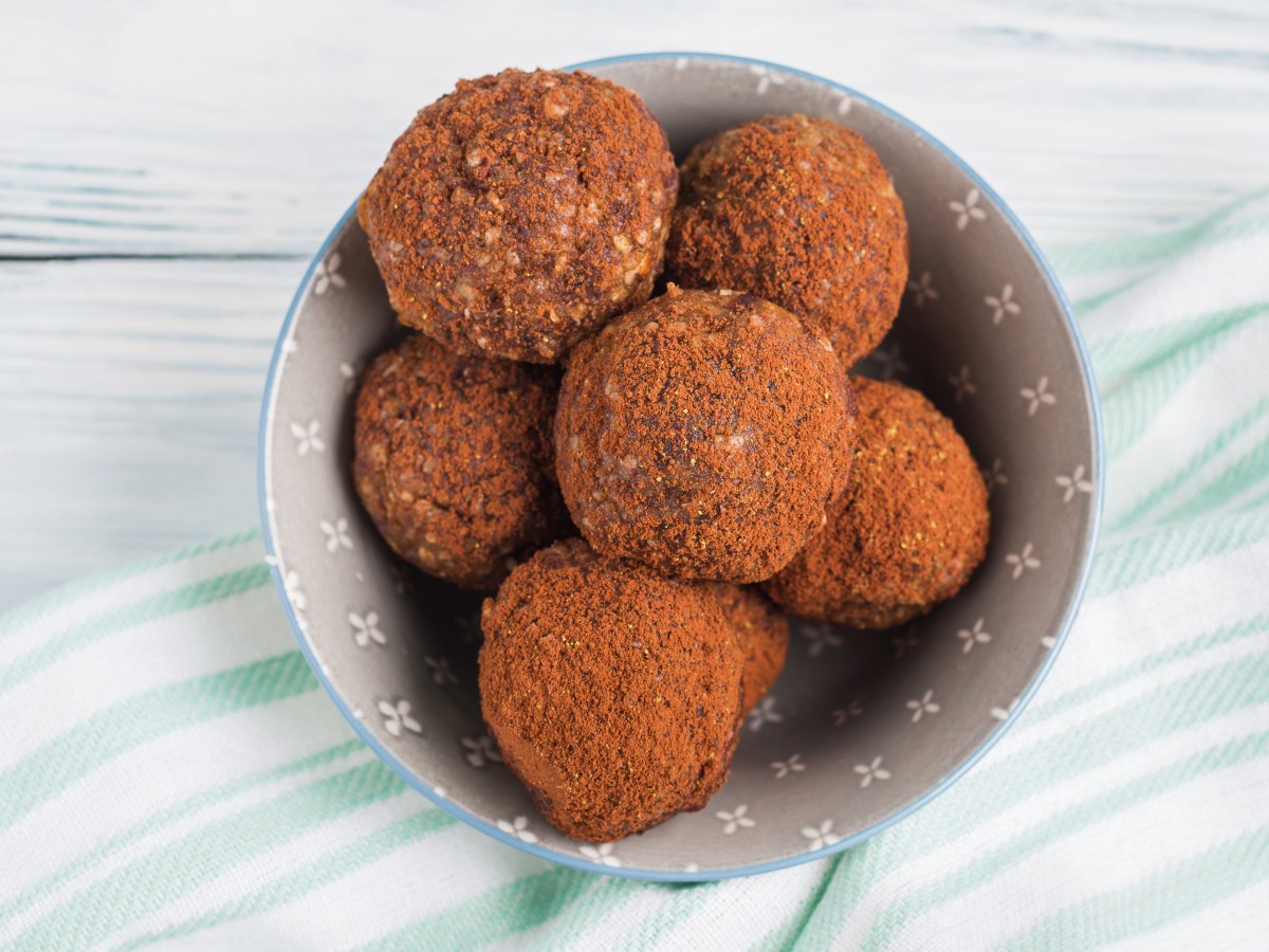 Snack proteico de 3 ingredientes: Bolitas de maní y almendras sin horno