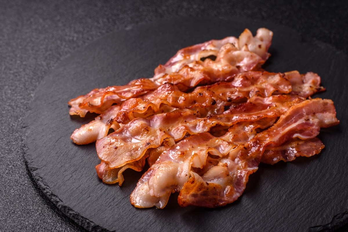 El secreto para un tocino crujiente: ¿Por qué usar agua al cocinar?