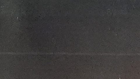 El presidente Donald Trump saluda antes del inicio del partido por el campeonato nacional de fútbol americano universitario.