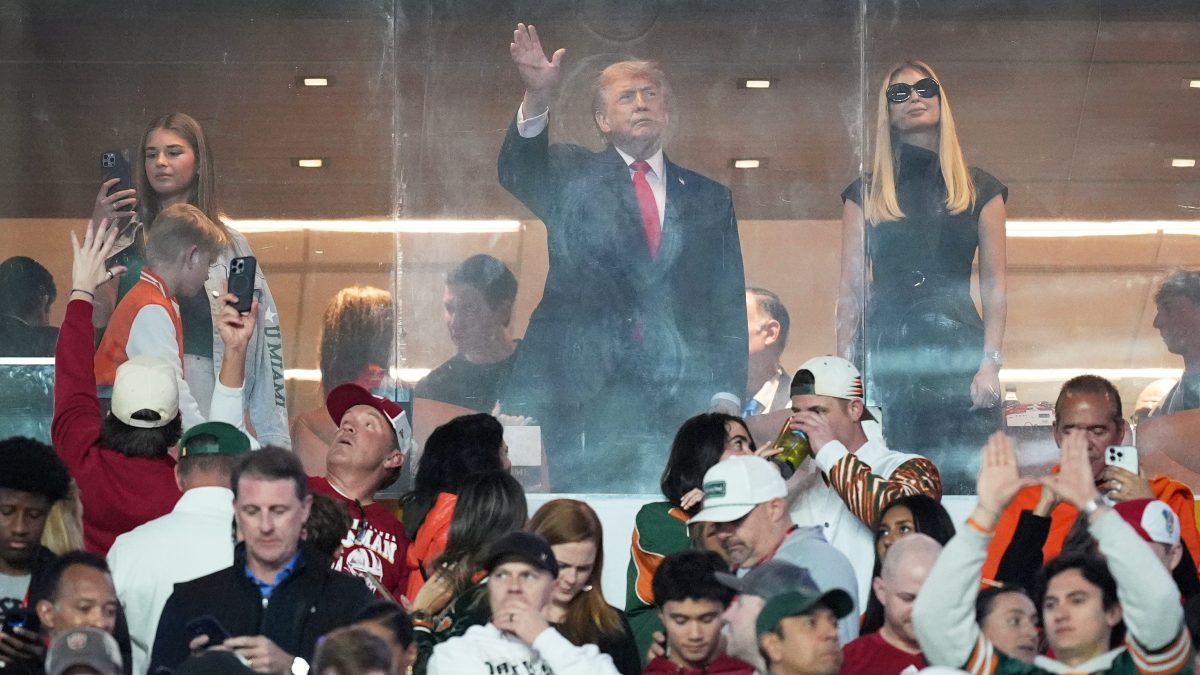 Donald Trump se llevó una ovación en la histórica final de fútbol americano colegial
