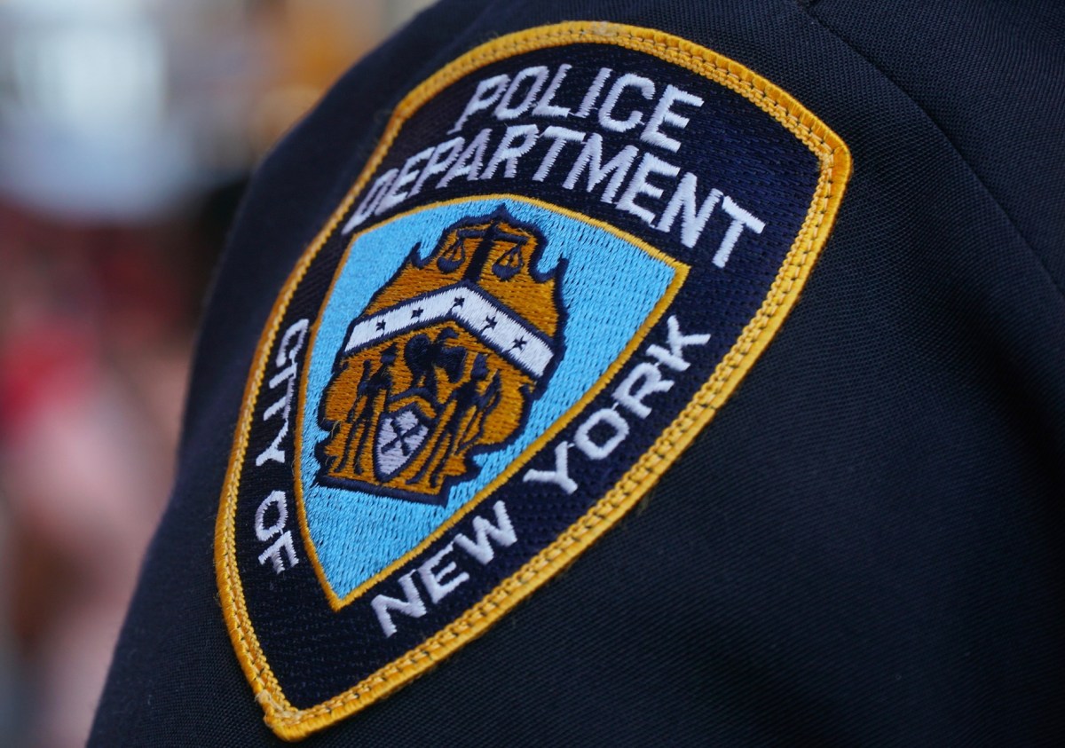 Encuentran caja con uniformes del NYPD abandonada cerca del cementerio Greenwood, Brooklyn