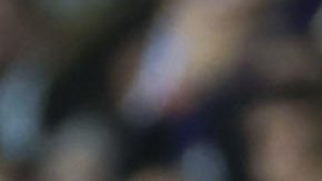 El delantero brasileño del Real Madrid Vinicius Junior (i) saluda al entrenador, Xabi Alonso, al ser sustituido durante el partido de LaLiga entre el Real Madrid y el Betis, este domingo en el estadio Santiago Bernabéu.