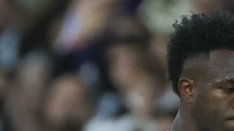 El delantero brasileño del Real Madrid Vinicius Junior (i) saluda al entrenador, Xabi Alonso, al ser sustituido durante el partido de LaLiga entre el Real Madrid y el Betis, este domingo en el estadio Santiago Bernabéu.