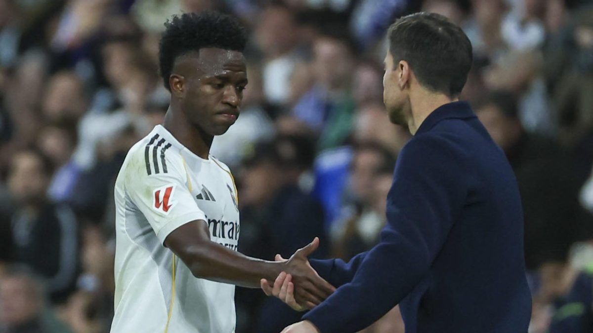 Xabi Alonso defiende a Vinícius tras los silbidos en el Bernabéu: “Va a ser fundamental”