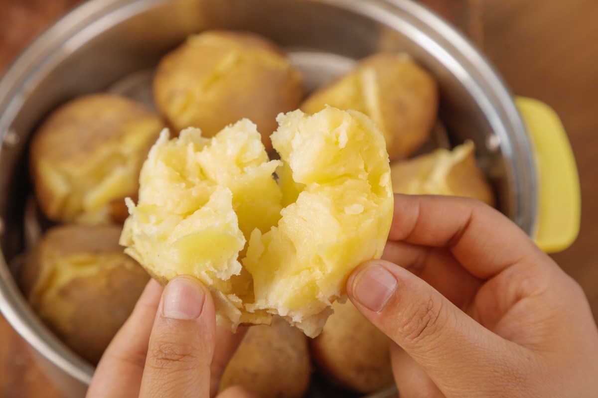¿Agua fría o hirviendo? El error común que arruina el color y los nutrientes de los vegetales