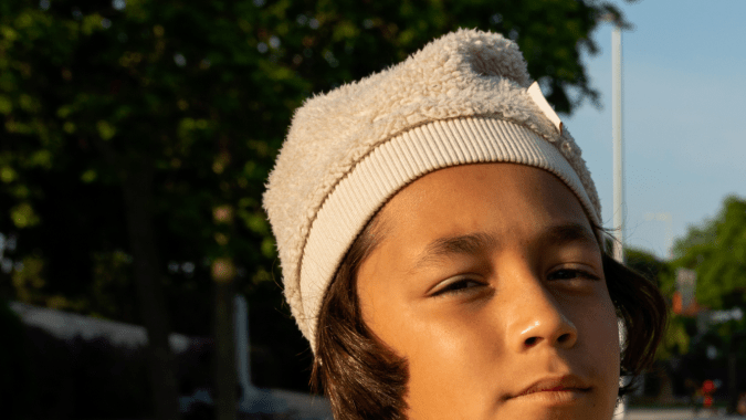 Tres niñas posan sonrientes al aire libre en imagen del informe de tendencias de paternidad de Pinterest 2026