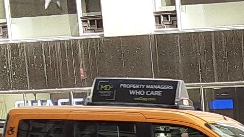 El Departamento de Saneamiento (DSNY) recoge la nieve en Nueva York.