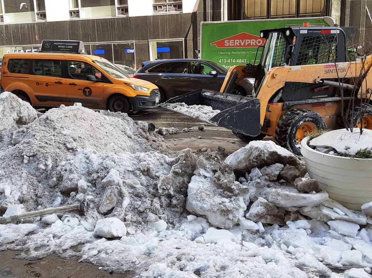 Al comenzar a derretirse la nieve siguen los riesgos en las calles tras 18 muertes por frío en Nueva York