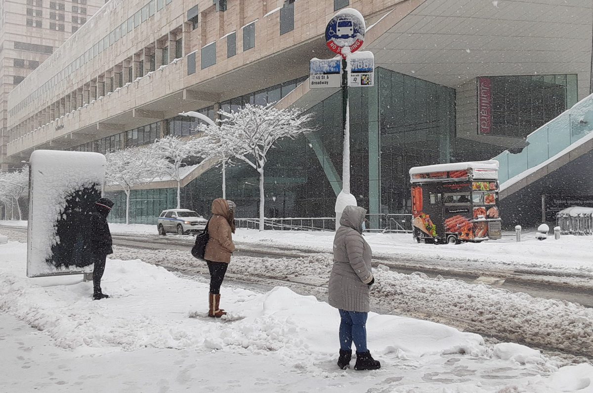 Más nieve en ruta a Nueva York este miércoles y jueves; escuelas reabren hoy