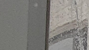 Entrada al Metro de NYC cubierta de nieve: alto riesgo de caída.