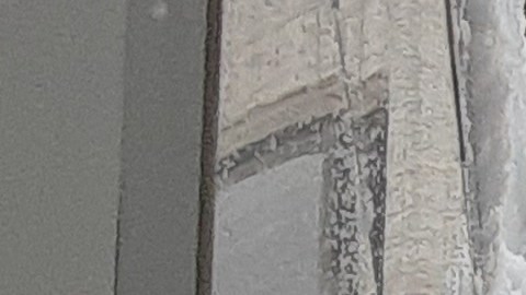 Entrada al Metro de NYC cubierta de nieve: alto riesgo de caída.