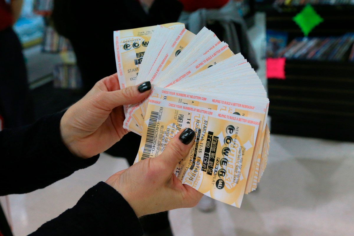 29 compañeros de trabajo de NY se reparten premio de $1 millón del Powerball