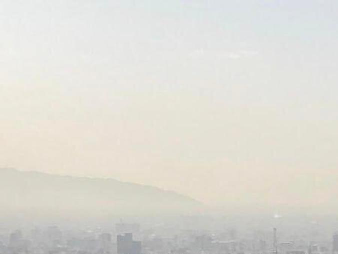 Una columna de humo emerge del centro de Teherán tras un ataque israelí este sábado.