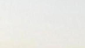 Una columna de humo emerge del centro de Teherán tras un ataque israelí este sábado.