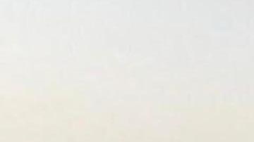 Una columna de humo emerge del centro de Teherán tras un ataque israelí este sábado.