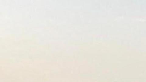 Una columna de humo emerge del centro de Teherán tras un ataque israelí este sábado.