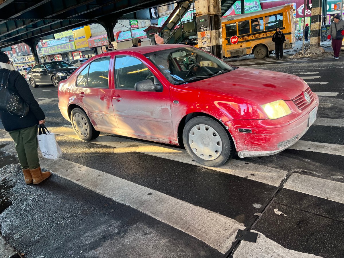 Neoyorquinos con carro “asfixiados” con costo de seguro: ¿Servirá plan de Hochul?