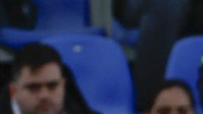 El delantero del Rayo Vallecano, Álvaro García (d) presiona al portero esloveno del Atlético de Madrid, Jan Oblak (i) durante el partido de la jornada 24 de LaLiga que disputan el Rayo Vallecano y el Atlético de Madrid, en el estadio Butarque de Leganés, este domingo.