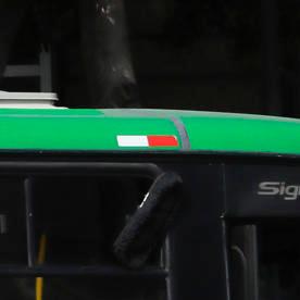 Fotografía que muestra un bloqueo con vehículos incendiados este domingo, en una vía de Guadalajara (México).