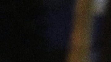 Un aficionado español en Madrid ondea una bandera de España mientras celebra tras el partido de semifinales del Mundial 2010 entre España y Alemania. La Roja ganó el partido por 1-0 y se clasificó para la final.