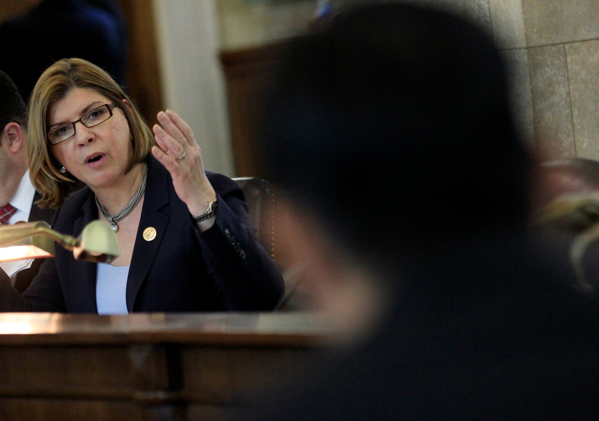 Nellie Pou presenta medida en el Congreso para que agentes de ICE no oculten o retiren las placas de matrícula de sus vehículos