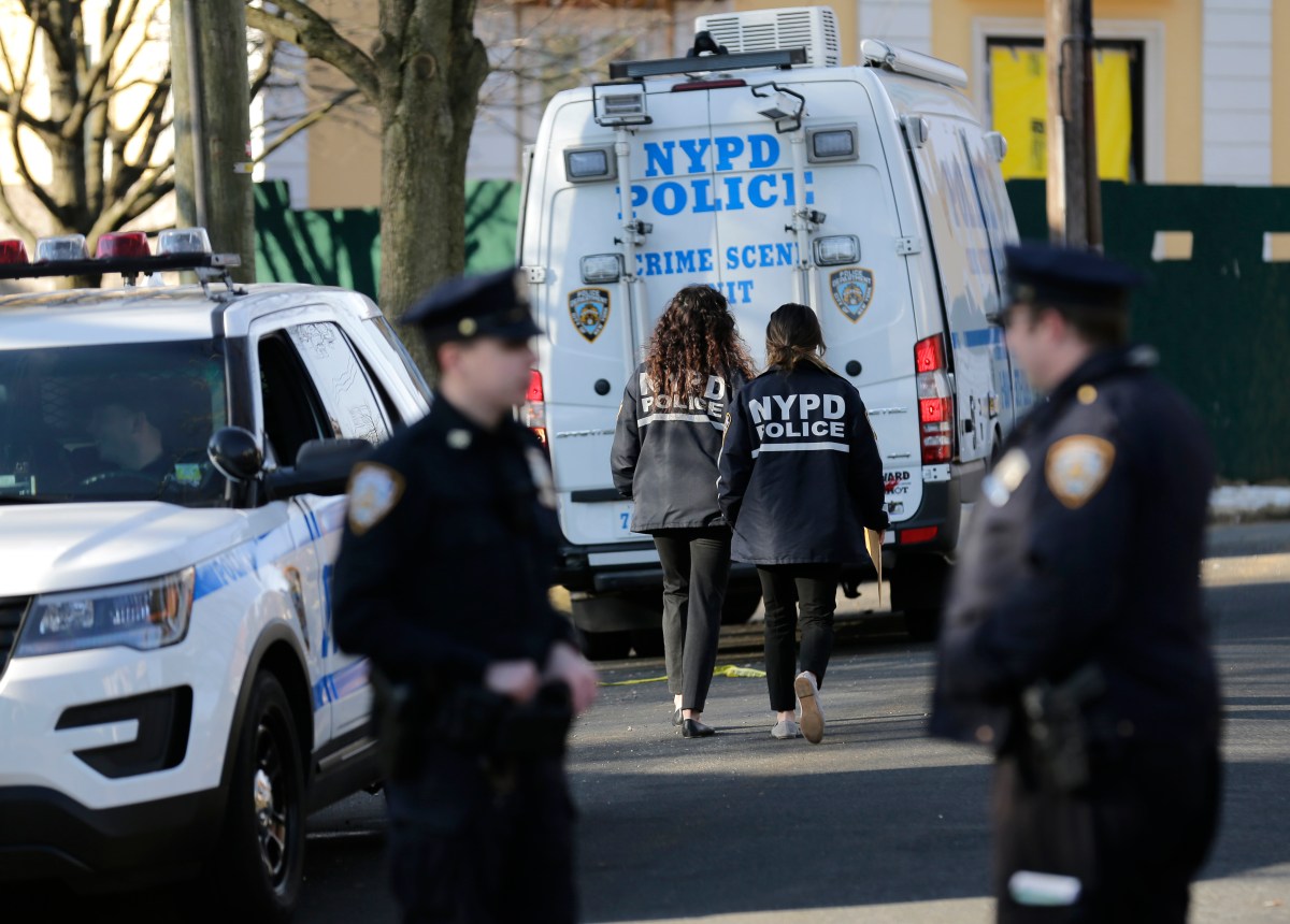 Padre con problemas de salud mental de Queens ataca a su esposa e hija y luego se apuñala hasta la muerte