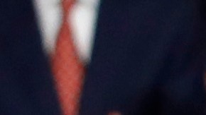 El presidente Donald Trump baja del podio tras pronunciar su discurso sobre el Estado de la Unión ante una sesión conjunta del Congreso en el Capitolio, Washington, el martes 4 de febrero de 2020.