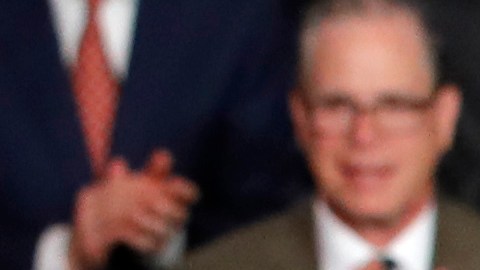 El presidente Donald Trump baja del podio tras pronunciar su discurso sobre el Estado de la Unión ante una sesión conjunta del Congreso en el Capitolio, Washington, el martes 4 de febrero de 2020.