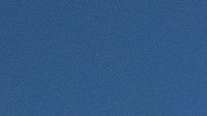 Un hombre pasa frente a la Biblioteca Low en el campus de la Universidad de Columbia, el lunes 9 de marzo de 2020, en Nueva York.