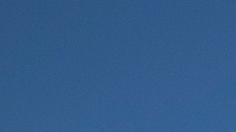 Un hombre pasa frente a la Biblioteca Low en el campus de la Universidad de Columbia, el lunes 9 de marzo de 2020, en Nueva York.