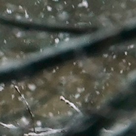 Una mujer y un niño suben una colina nevada en el centro de Brooklyn durante una tormenta de nieve.