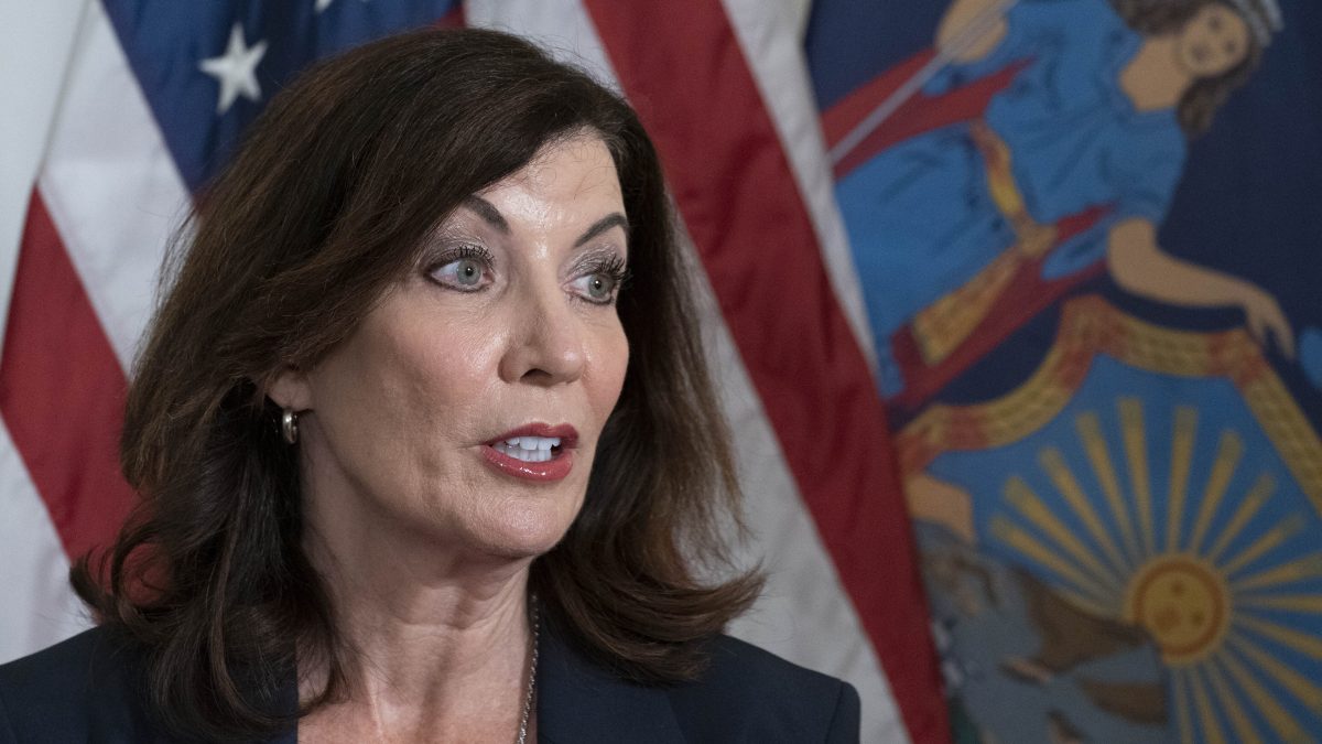 Hochul lucha por salvar el programa de salud que asegura a 1.7 millones de personas en NY